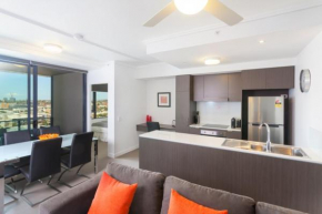 Отель Keeping Cool on Connor - Executive 2BR Fortitude Valley apartment with pool and views  Брисбен